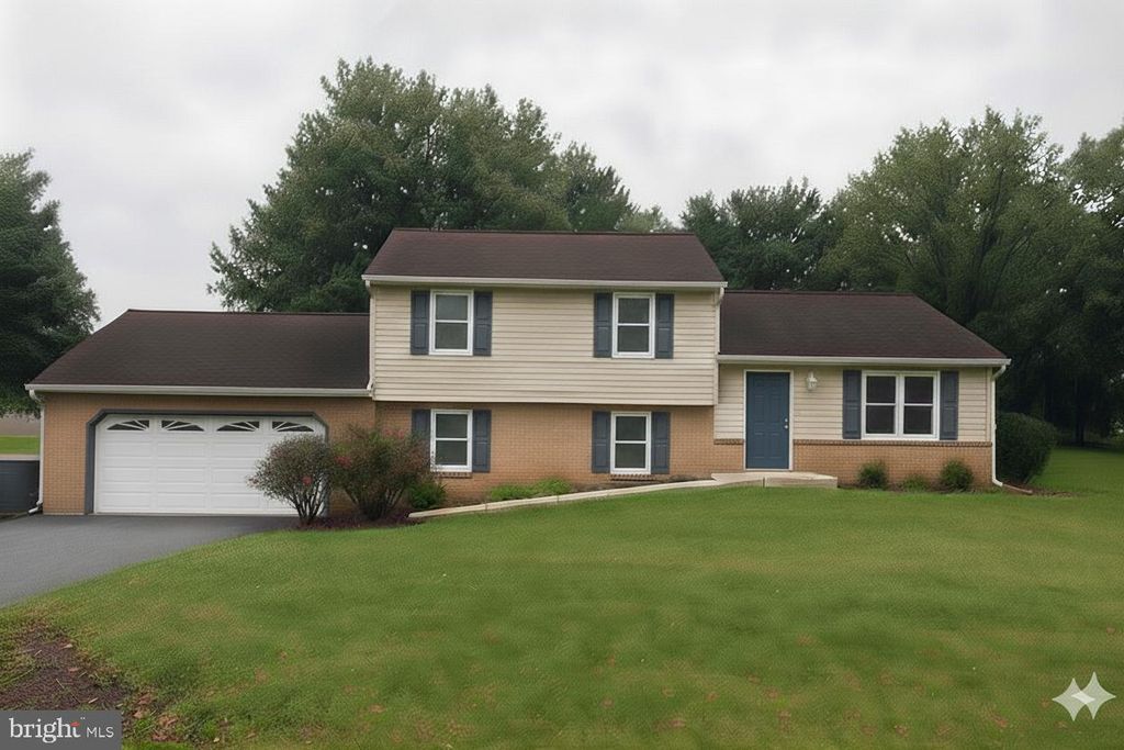 8 SHERRI LN, Lititz, PA 17543