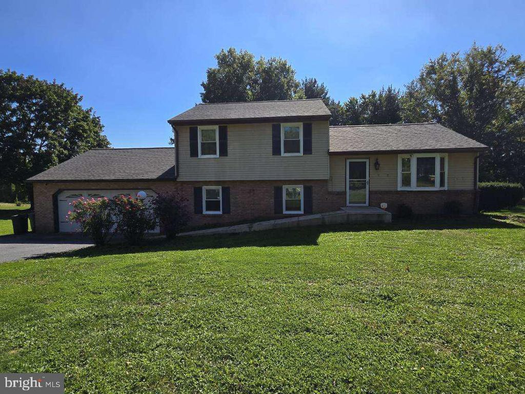 8 SHERRI LN, Lititz, PA 17543