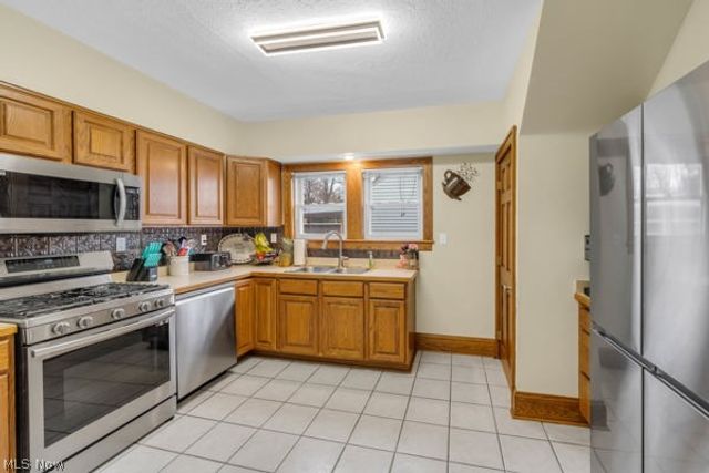 624 E Ford Avenue, Barberton, OH 44203
