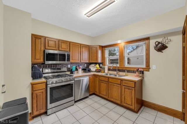 624 E Ford Avenue, Barberton, OH 44203