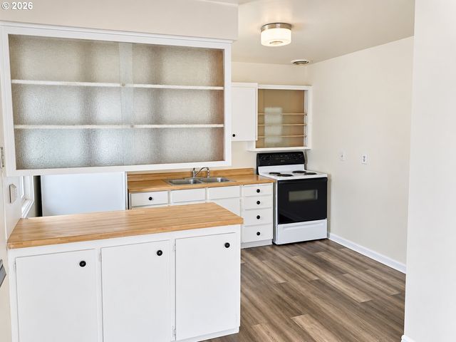 2554 Ne HOYT St, Portland, OR 97232