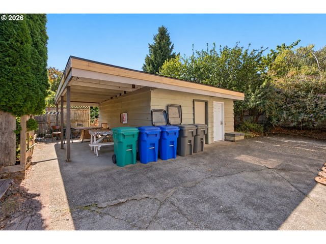 2554 Ne HOYT St, Portland, OR 97232