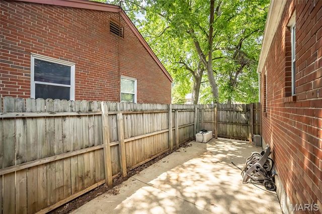 6300 Ashwell Drive, St Louis, MO 63123