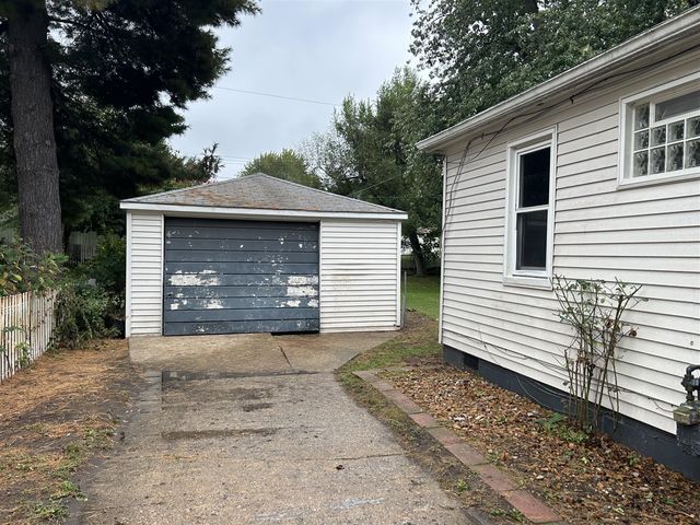 29715 Walnut Street, Flat Rock, MI 48134