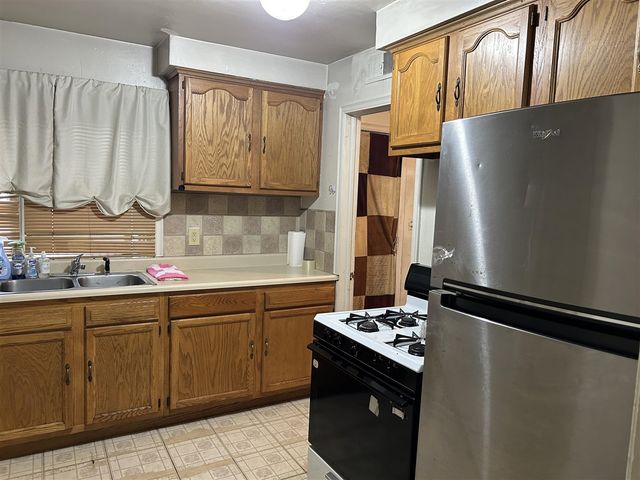 29715 Walnut Street, Flat Rock, MI 48134