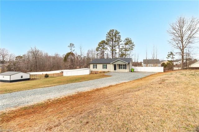 2069 Darwick Road, Winston-salem, NC 27127