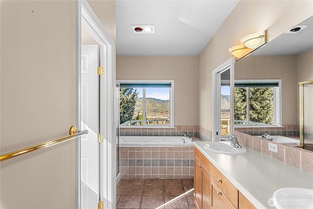 946 Briarwood Drive, East Wenatchee, WA 98802