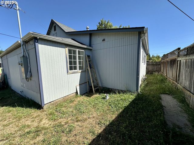 1032 TYLER Ave, Cottage Grove, OR 97424