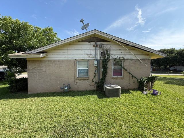 616 Stonewall Drive, Euless, TX 76039