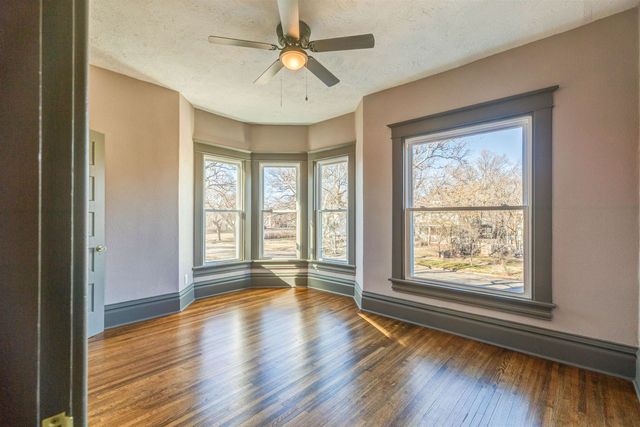 701 W Ash St, Salina, KS 67401