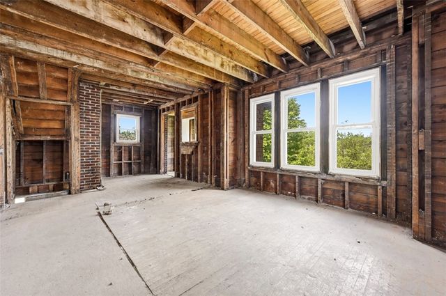 233 Barth Ave, Mt Lebanon, PA 15228