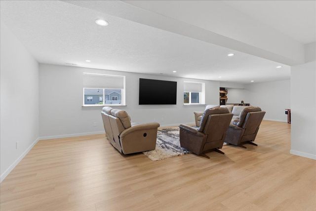 121 Goldcrest Court, Waterloo, IA 50701