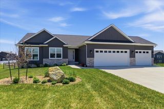 121 Goldcrest Court, Waterloo, IA 50701