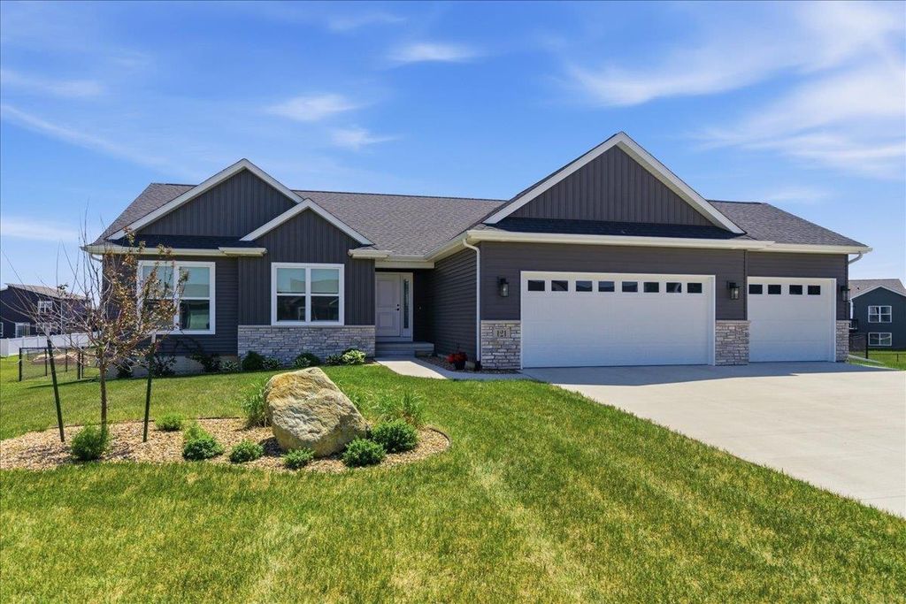 121 Goldcrest Court, Waterloo, IA 50701