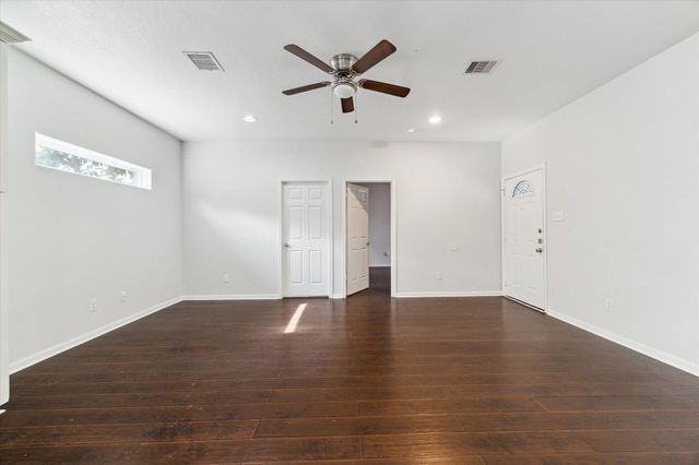 7047 Avenue E B, Houston, TX 77011