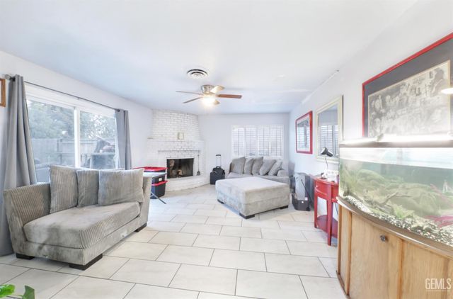 2206 Hasti Acres Drive, Bakersfield, CA 93309