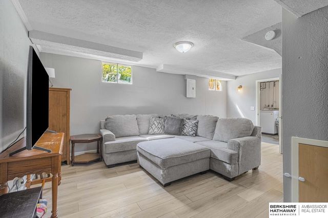 7310 Chandler Acres Drive, Bellevue, NE 68147