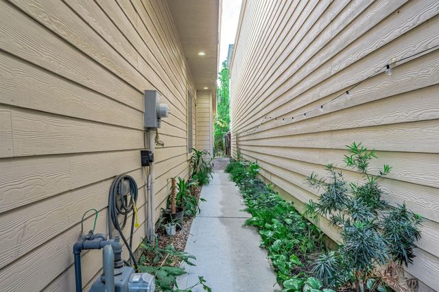 5609 Petty Street B, Houston, TX 77007