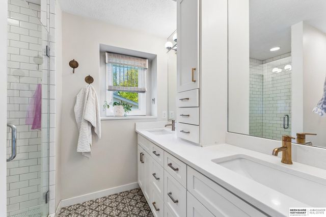 507 S 158th Street, Omaha, NE 68118