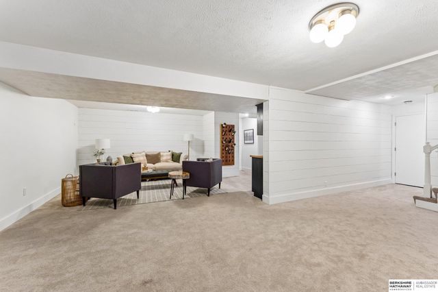 507 S 158th Street, Omaha, NE 68118