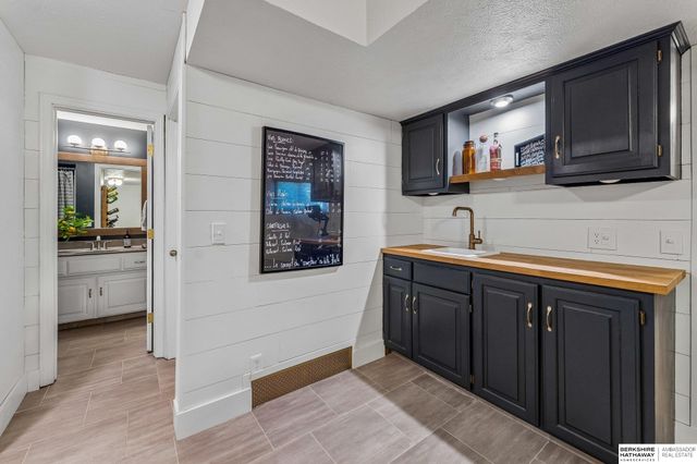 507 S 158th Street, Omaha, NE 68118