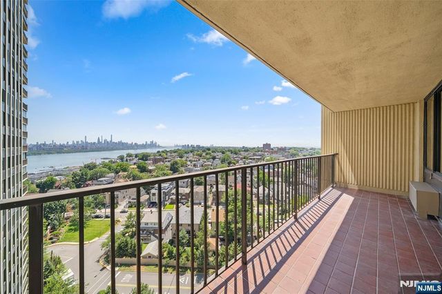 200 Winston Drive 1518, Cliffside Park, NJ 07010
