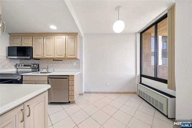 200 Winston Drive 1518, Cliffside Park, NJ 07010