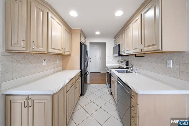 200 Winston Drive 1518, Cliffside Park, NJ 07010