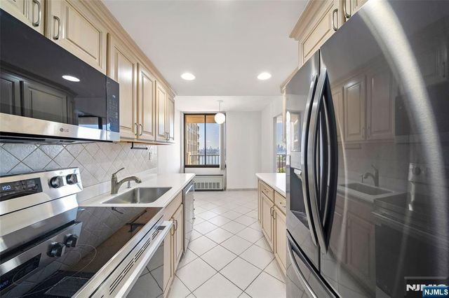 200 Winston Drive 1518, Cliffside Park, NJ 07010