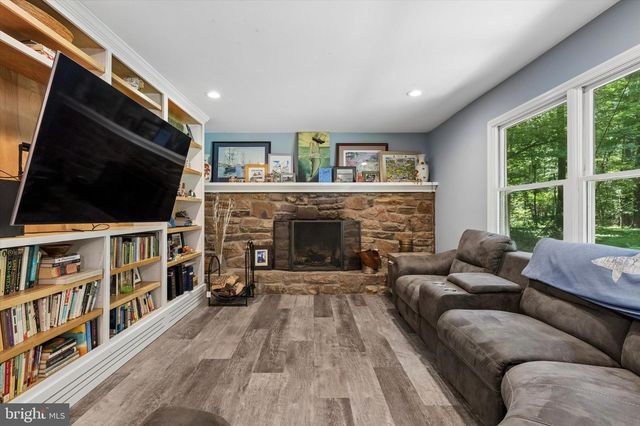302 W FERRY RD, Yardley, PA 19067