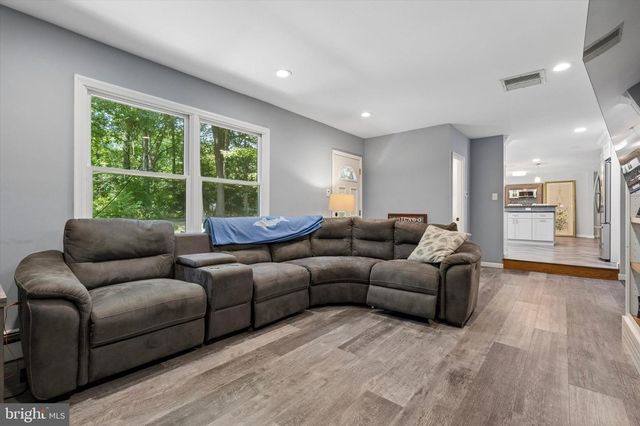 302 W FERRY RD, Yardley, PA 19067