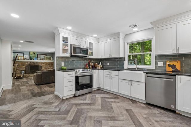 302 W FERRY RD, Yardley, PA 19067