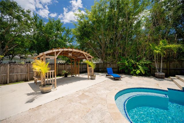 2890 NE 4th St, Homestead, FL 33033