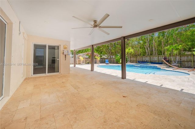 2890 NE 4th St, Homestead, FL 33033