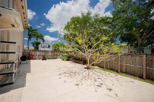 2890 NE 4th St, Homestead, FL 33033