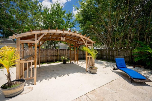 2890 NE 4th St, Homestead, FL 33033