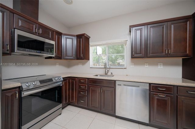2890 NE 4th St, Homestead, FL 33033