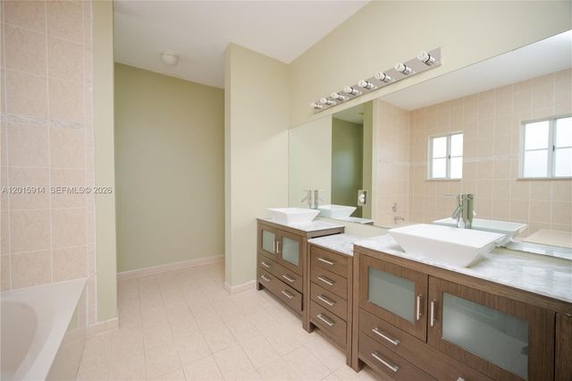 2890 NE 4th St, Homestead, FL 33033