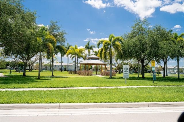 2890 NE 4th St, Homestead, FL 33033