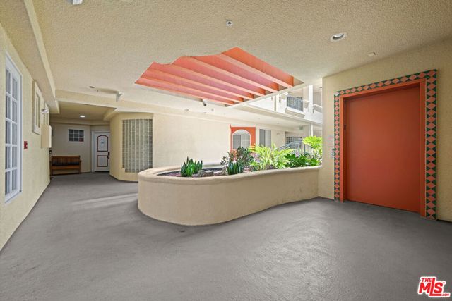 7218 Hillside Avenue 202, Los Angeles, CA 90046