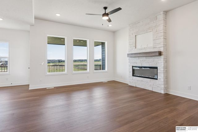 6119 S 215th Circle, Elkhorn, NE 68022