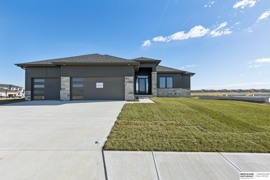 6119 S 215th Circle, Elkhorn, NE 68022