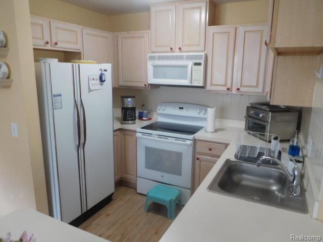 4116 April Lane 24, Sterling Heights, MI 48310