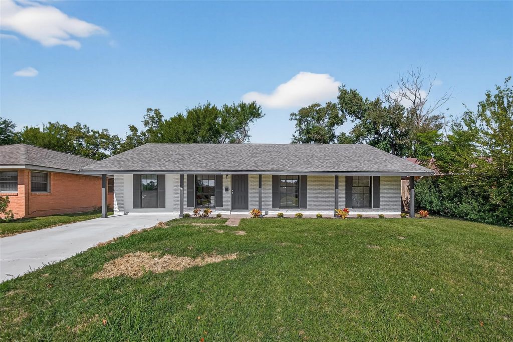 608 Lloyd Lane, Baytown, TX 77521