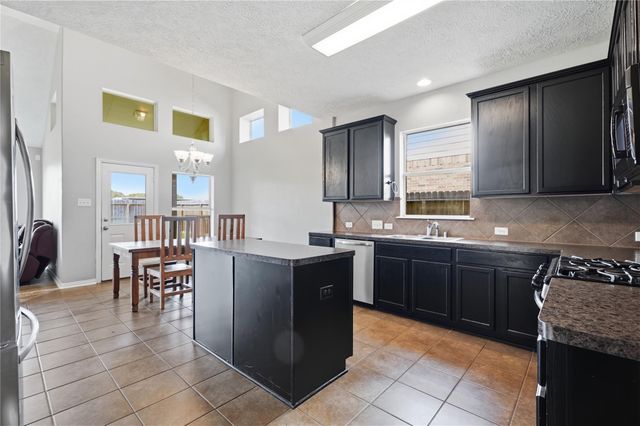 9114 Creekside Court, Hitchcock, TX 77563