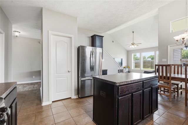 9114 Creekside Court, Hitchcock, TX 77563
