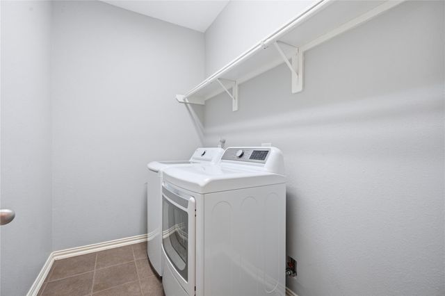 9114 Creekside Court, Hitchcock, TX 77563
