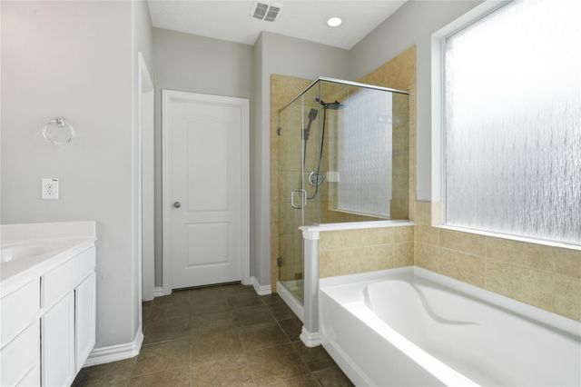 9114 Creekside Court, Hitchcock, TX 77563
