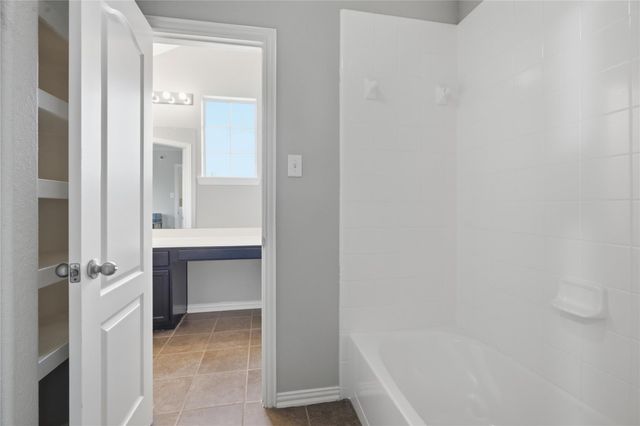 9114 Creekside Court, Hitchcock, TX 77563