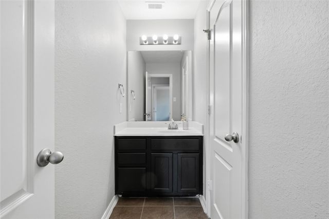 9114 Creekside Court, Hitchcock, TX 77563